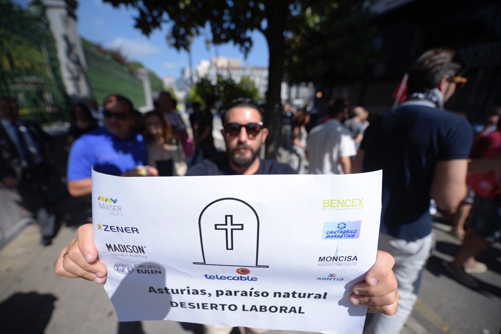 Decenas de trabajadores de Zener y Telecable se han concentrado ante la Junta General minutos antes de la ceremonia de toma de posesión de Adrián Barbón como presidente del Principado. 