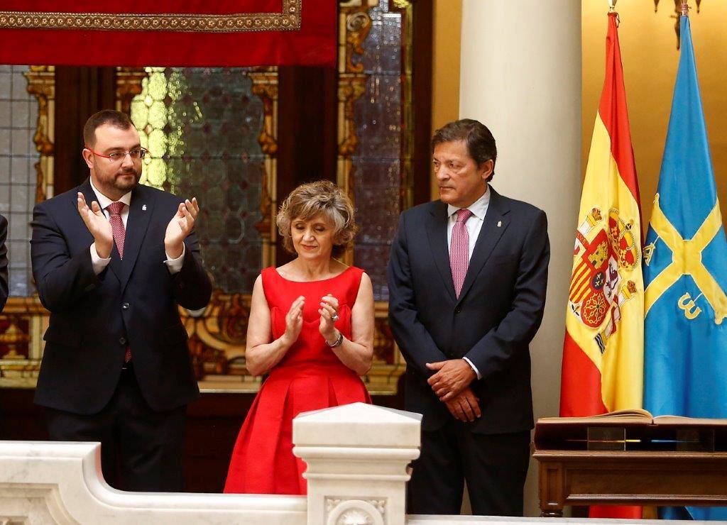 Adrián Barbón ha prometido el cargo de presidente del Principado en una ceremonia solemne desarrollada en la Junta General. Ha estado arropado por expresidentes regionales Javier Fernánder, Francisco Álvarez Cascos, Juan Luis Rodríguez Vigil y Pedro de Silva y los ministros en funciones María Luisa Carcedo y Luis Planas. 