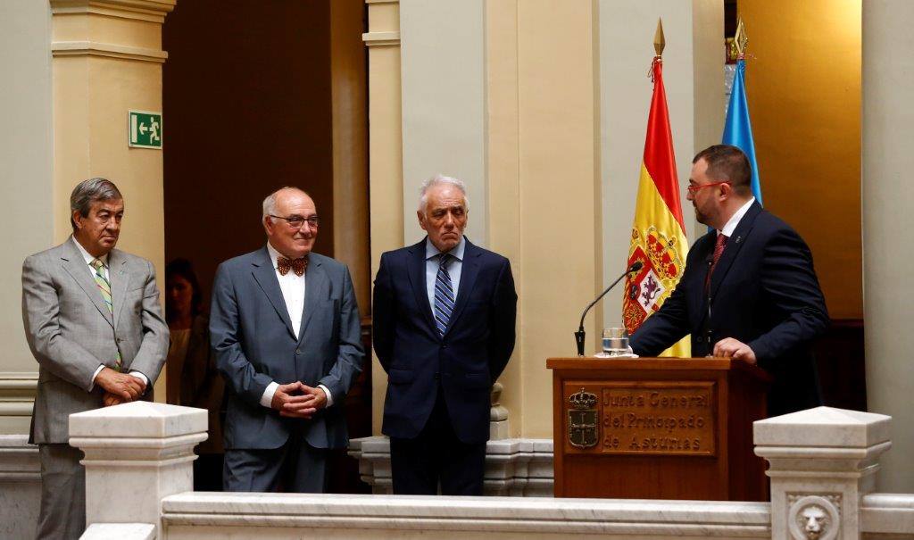 Adrián Barbón ha prometido el cargo de presidente del Principado en una ceremonia solemne desarrollada en la Junta General. Ha estado arropado por expresidentes regionales Javier Fernánder, Francisco Álvarez Cascos, Juan Luis Rodríguez Vigil y Pedro de Silva y los ministros en funciones María Luisa Carcedo y Luis Planas. 