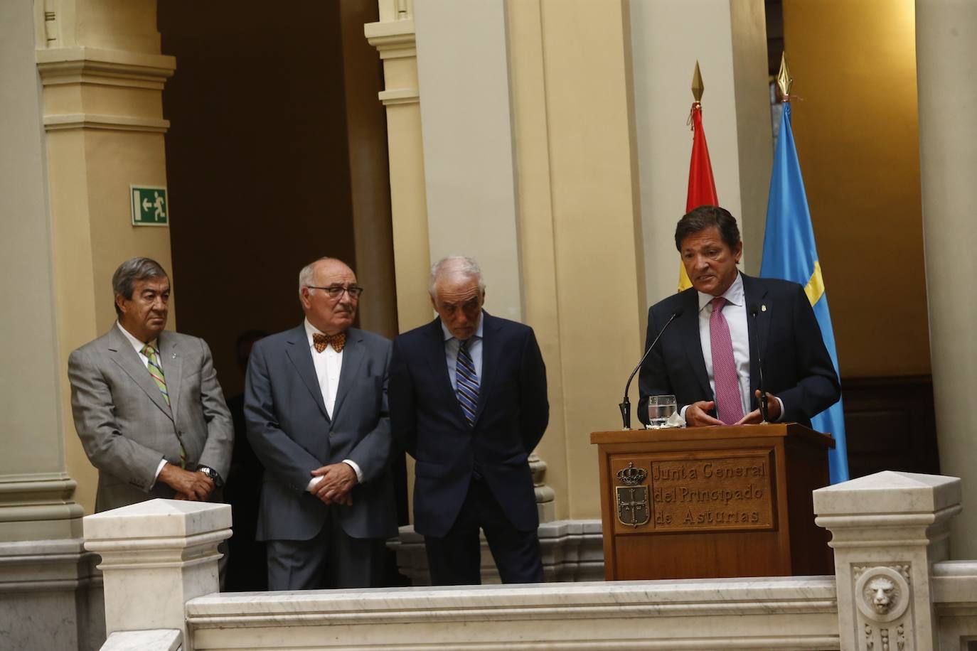 Adrián Barbón ha prometido el cargo de presidente del Principado en una ceremonia solemne desarrollada en la Junta General. Ha estado arropado por expresidentes regionales Javier Fernánder, Francisco Álvarez Cascos, Juan Luis Rodríguez Vigil y Pedro de Silva y los ministros en funciones María Luisa Carcedo y Luis Planas. 