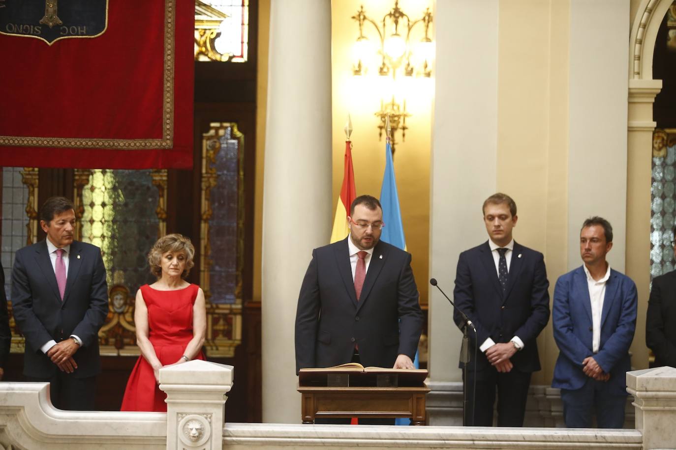 Adrián Barbón ha prometido el cargo de presidente del Principado en una ceremonia solemne desarrollada en la Junta General. Ha estado arropado por expresidentes regionales Javier Fernánder, Francisco Álvarez Cascos, Juan Luis Rodríguez Vigil y Pedro de Silva y los ministros en funciones María Luisa Carcedo y Luis Planas. 