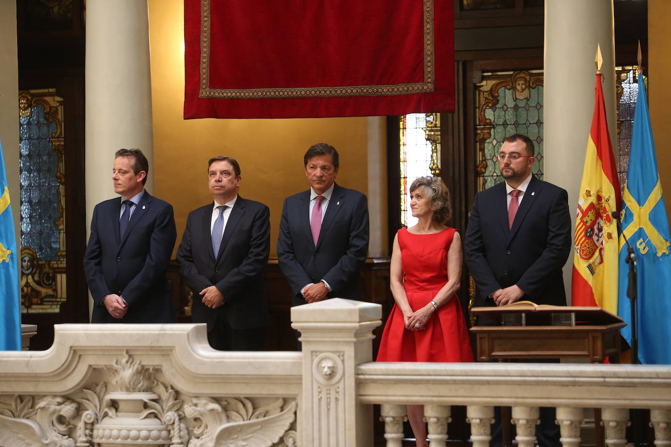 Adrián Barbón ha prometido el cargo de presidente del Principado en una ceremonia solemne desarrollada en la Junta General. Ha estado arropado por expresidentes regionales Javier Fernánder, Francisco Álvarez Cascos, Juan Luis Rodríguez Vigil y Pedro de Silva y los ministros en funciones María Luisa Carcedo y Luis Planas. 