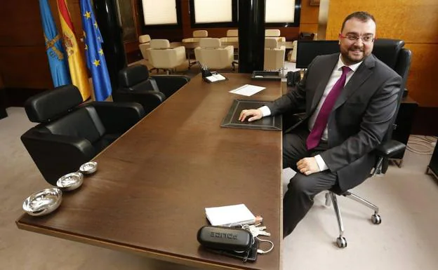 Adrián Barbón, en el despacho de Presidencia.