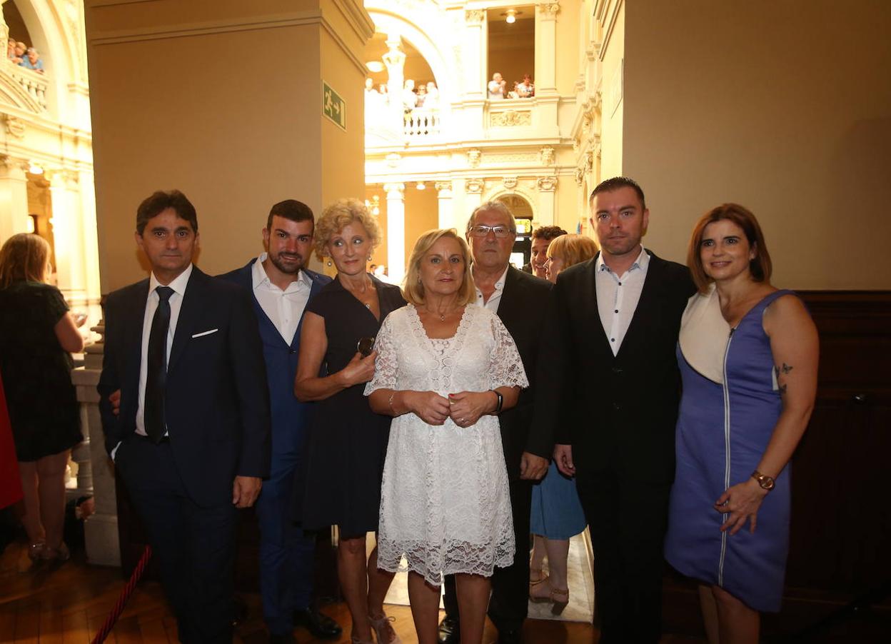 Foto de familia de los tíos, padres, hermano y amigos del presidente, momentos antes del inicio del acto.