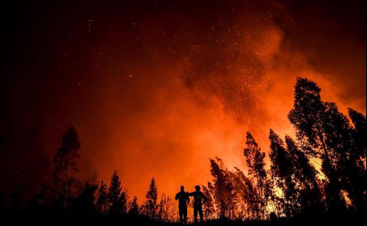 Los bomberos siguen de cerca la evolución del fuego en el centro de Portugal.