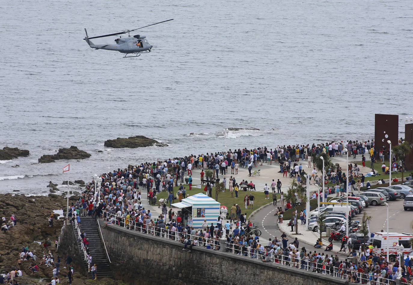 Miles de personas disfrutaron finalmente del Festival Aéreo de Gijón que, debido a la falta de visibilidad en el aeropuerto de Asturias, tuvo que retrasarse dos horas y media. Únicamente se canceló la participación de los aviones ultraligeros. 