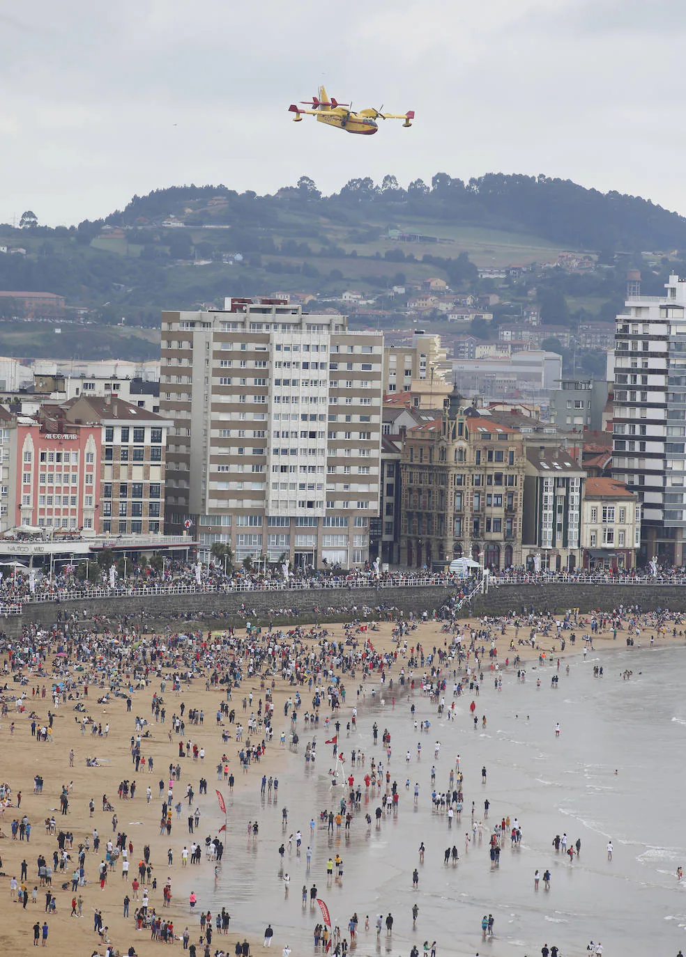 Miles de personas disfrutaron finalmente del Festival Aéreo de Gijón que, debido a la falta de visibilidad en el aeropuerto de Asturias, tuvo que retrasarse dos horas y media. Únicamente se canceló la participación de los aviones ultraligeros. 