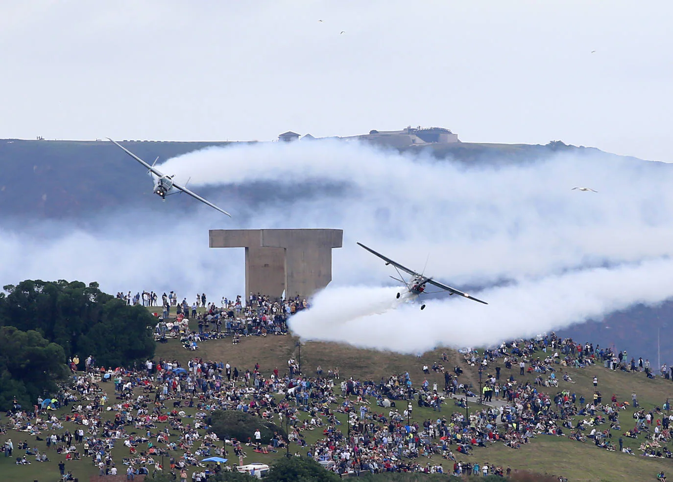 Miles de personas disfrutaron finalmente del Festival Aéreo de Gijón que, debido a la falta de visibilidad en el aeropuerto de Asturias, tuvo que retrasarse dos horas y media. Únicamente se canceló la participación de los aviones ultraligeros. 