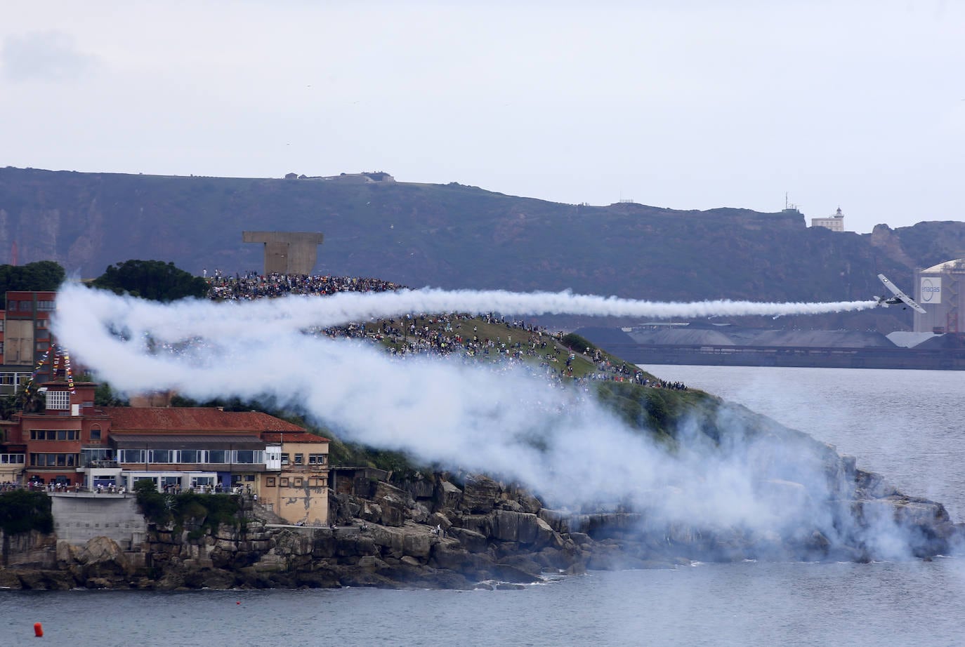 Miles de personas disfrutaron finalmente del Festival Aéreo de Gijón que, debido a la falta de visibilidad en el aeropuerto de Asturias, tuvo que retrasarse dos horas y media. Únicamente se canceló la participación de los aviones ultraligeros. 