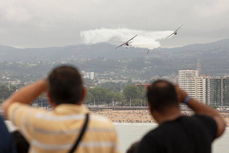 Miles de personas disfrutaron finalmente del Festival Aéreo de Gijón que, debido a la falta de visibilidad en el aeropuerto de Asturias, tuvo que retrasarse dos horas y media. Únicamente se canceló la participación de los aviones ultraligeros. 