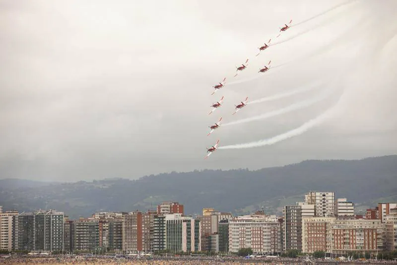 Miles de personas disfrutaron finalmente del Festival Aéreo de Gijón que, debido a la falta de visibilidad en el aeropuerto de Asturias, tuvo que retrasarse dos horas y media. Únicamente se canceló la participación de los aviones ultraligeros. 