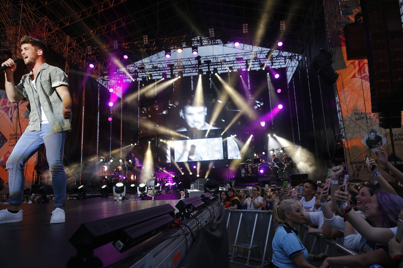 Los concursantes de la última edición del programa 'Operación Triunfo' congregaron a unos 4.000 incondicionales la explanada de Marina Civil.