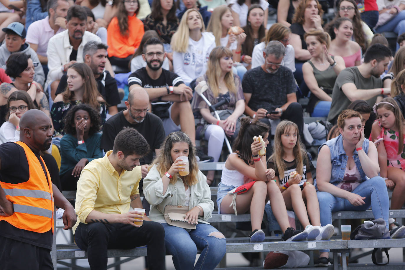 Los concursantes de la última edición del programa 'Operación Triunfo' congregaron a unos 4.000 incondicionales la explanada de Marina Civil.