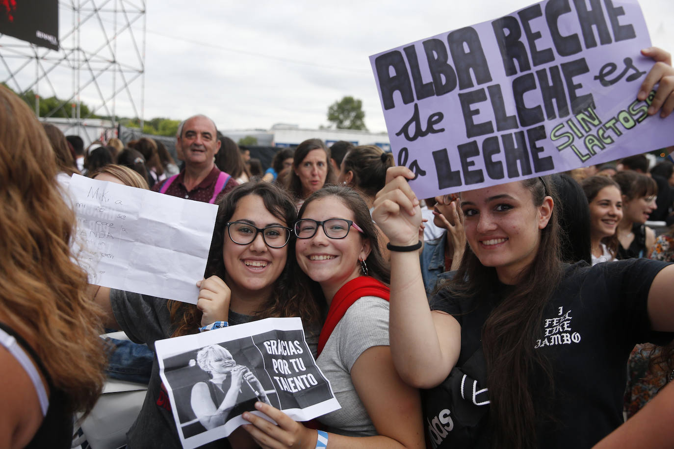 Los concursantes de la última edición del programa 'Operación Triunfo' congregaron a unos 4.000 incondicionales la explanada de Marina Civil.