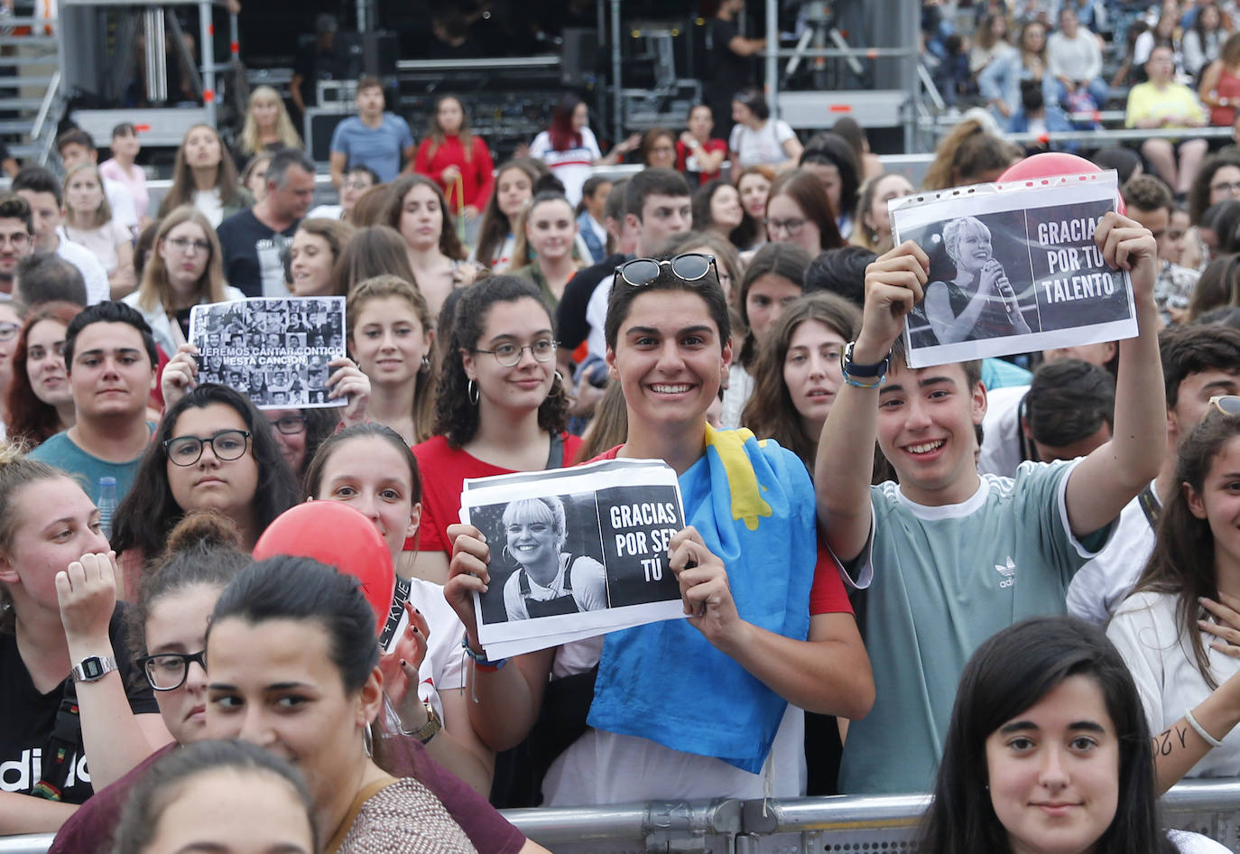 Los concursantes de la última edición del programa 'Operación Triunfo' congregaron a unos 4.000 incondicionales la explanada de Marina Civil.