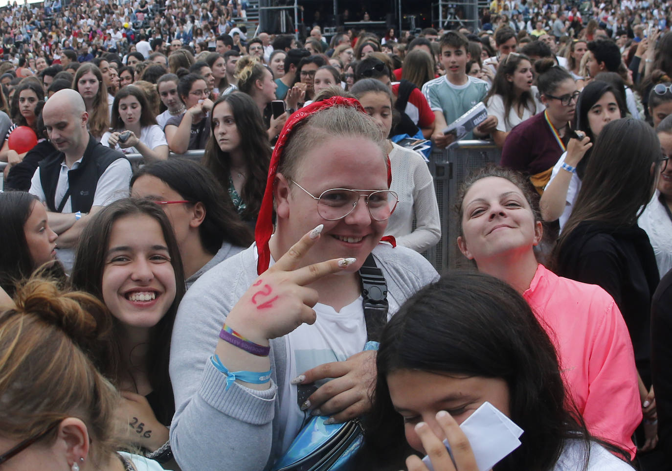 Los concursantes de la última edición del programa 'Operación Triunfo' congregaron a unos 4.000 incondicionales la explanada de Marina Civil.