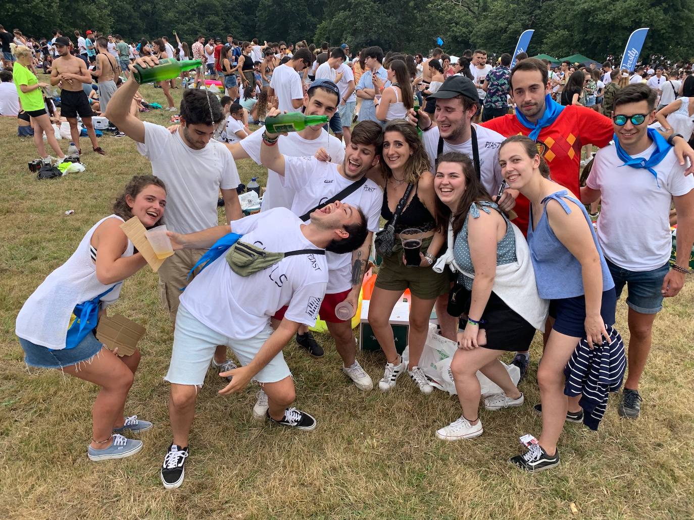 El campo de Los campos de la Sobatiella reciben a cientos de personas para disfrutar de una jornada festiva en la se pone coto al botellón. 