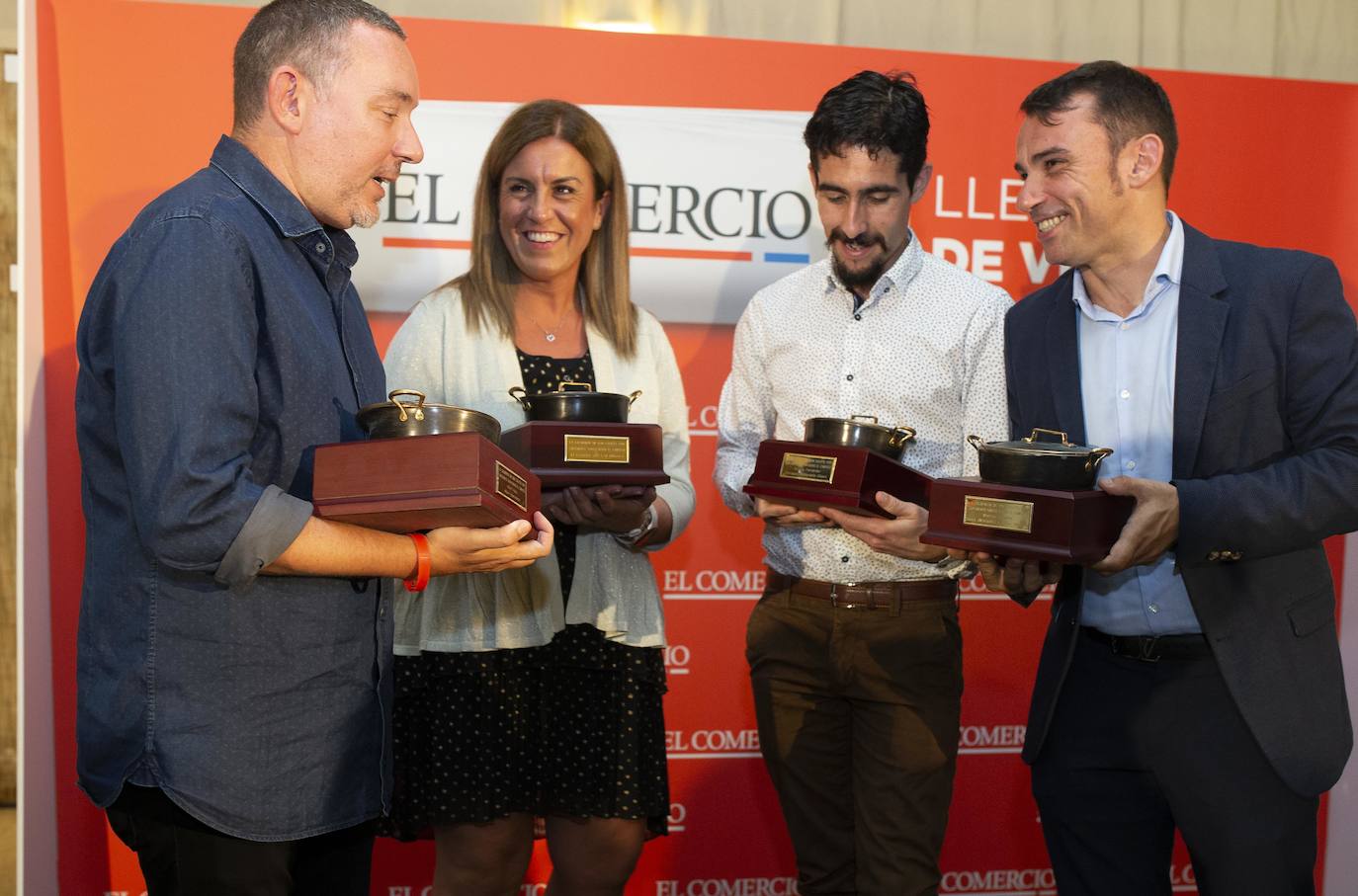 Este lunes tuvo lugar la entrega de los Premios Calderetas de Don Calixto en el Palacio de La Riega, en donde se reconoció a Albert Adrià, como Maestro Nacional; El Cenador del Azul, Maestro Asturiano, y Ricardo Fernández a la proyección. Marcos Granda estrena un nuevo premio al Impulso Gastronómico.