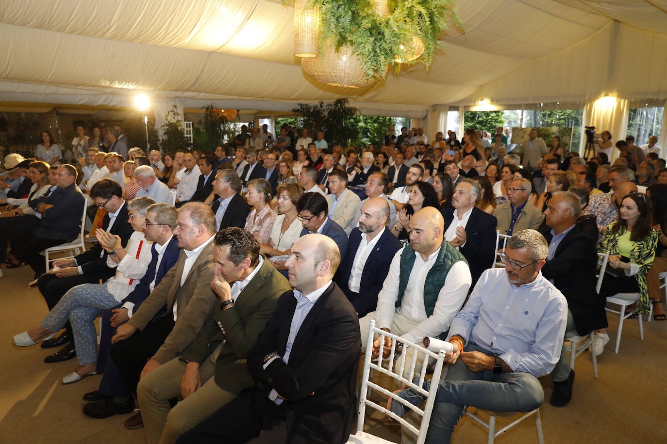 Este lunes tuvo lugar la entrega de los Premios Calderetas de Don Calixto en el Palacio de La Riega, en donde se reconoció a Albert Adrià, como Maestro Nacional; El Cenador del Azul, Maestro Asturiano, y Ricardo Fernández a la proyección. Marcos Granda estrena un nuevo premio al Impulso Gastronómico.
