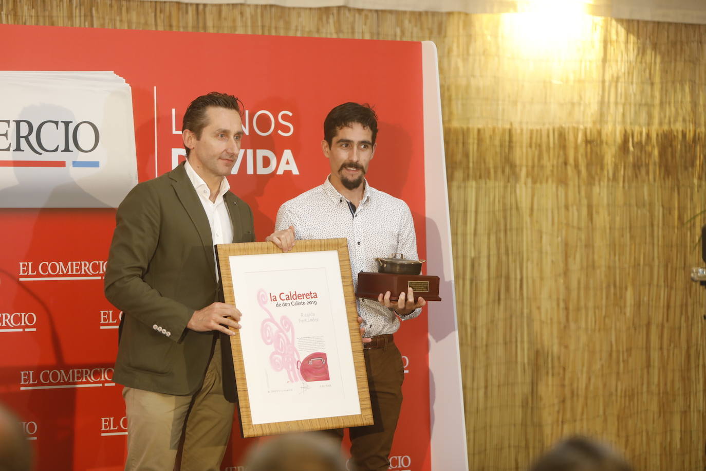 Este lunes tuvo lugar la entrega de los Premios Calderetas de Don Calixto en el Palacio de La Riega, en donde se reconoció a Albert Adrià, como Maestro Nacional; El Cenador del Azul, Maestro Asturiano, y Ricardo Fernández a la proyección. Marcos Granda estrena un nuevo premio al Impulso Gastronómico.