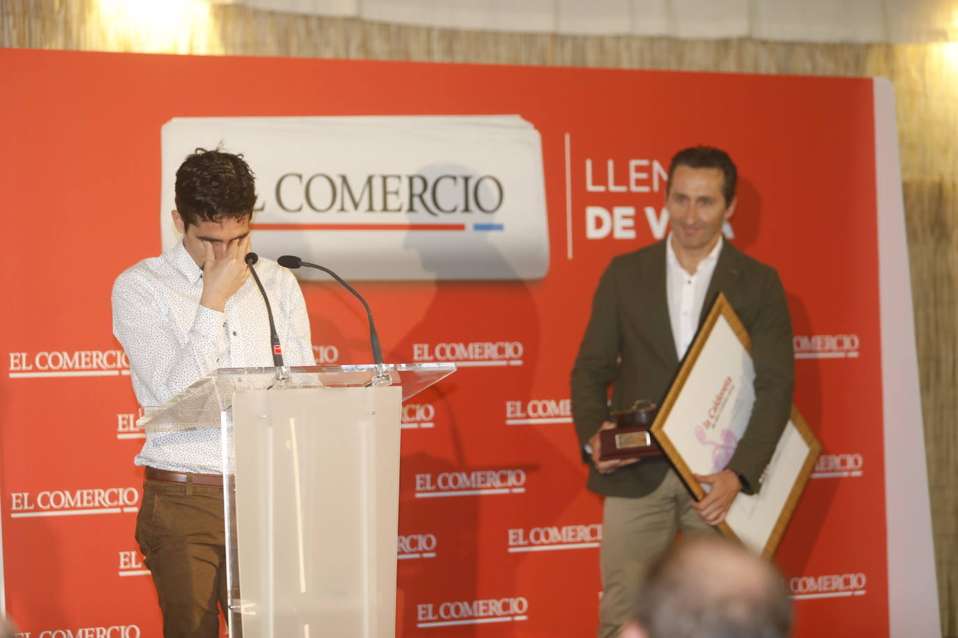 Este lunes tuvo lugar la entrega de los Premios Calderetas de Don Calixto en el Palacio de La Riega, en donde se reconoció a Albert Adrià, como Maestro Nacional; El Cenador del Azul, Maestro Asturiano, y Ricardo Fernández a la proyección. Marcos Granda estrena un nuevo premio al Impulso Gastronómico.