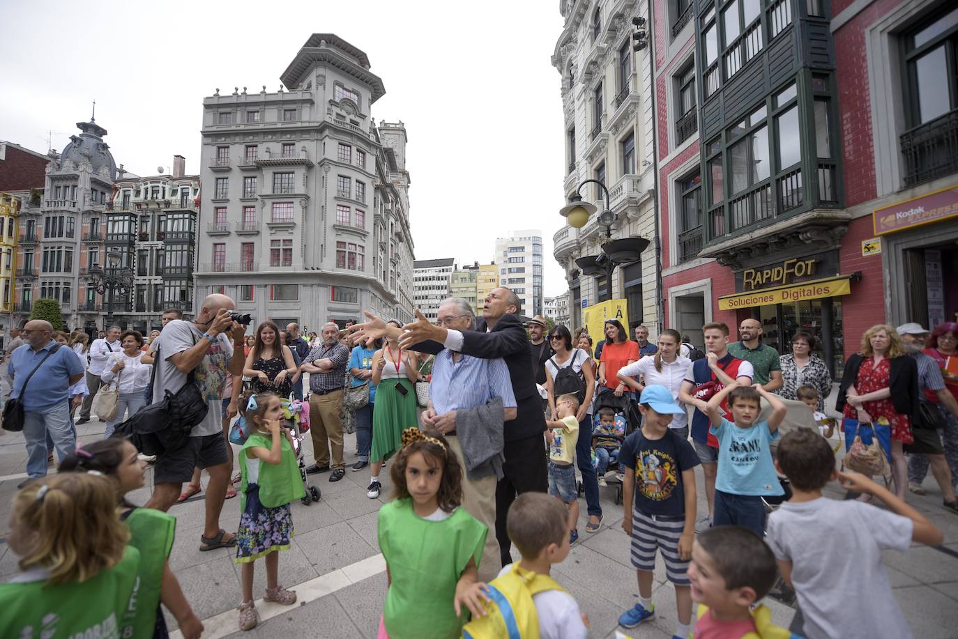 La compañía 'The Primitives' sorprendió a los viandantes que paseaban en la mañana de este lunes por el centro de Oviedo, en concreto en los exteriores del teatro Campoamor. Esta actuación forma parte del III Festival de Artes Escénicas en la calle.