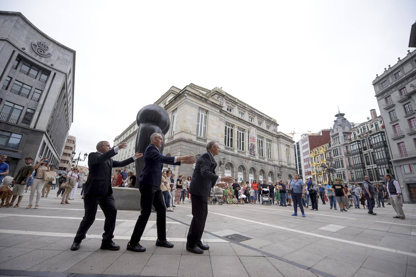 La compañía 'The Primitives' sorprendió a los viandantes que paseaban en la mañana de este lunes por el centro de Oviedo, en concreto en los exteriores del teatro Campoamor. Esta actuación forma parte del III Festival de Artes Escénicas en la calle.