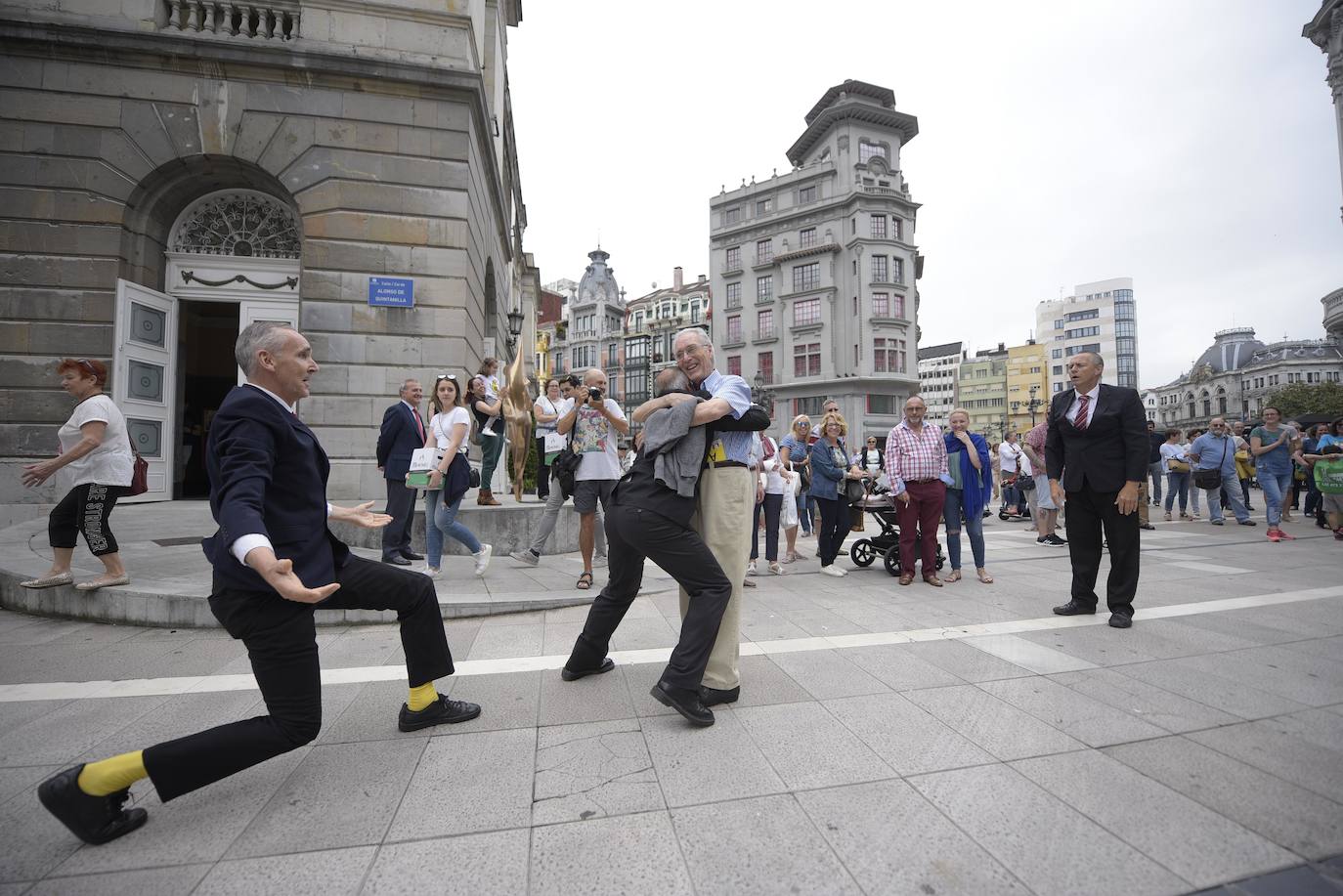 La compañía 'The Primitives' sorprendió a los viandantes que paseaban en la mañana de este lunes por el centro de Oviedo, en concreto en los exteriores del teatro Campoamor. Esta actuación forma parte del III Festival de Artes Escénicas en la calle.