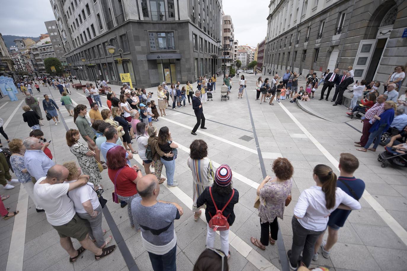 La compañía 'The Primitives' sorprendió a los viandantes que paseaban en la mañana de este lunes por el centro de Oviedo, en concreto en los exteriores del teatro Campoamor. Esta actuación forma parte del III Festival de Artes Escénicas en la calle.