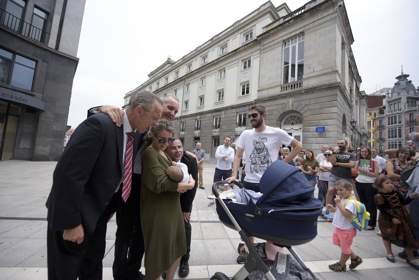 La compañía 'The Primitives' sorprendió a los viandantes que paseaban en la mañana de este lunes por el centro de Oviedo, en concreto en los exteriores del teatro Campoamor. Esta actuación forma parte del III Festival de Artes Escénicas en la calle.