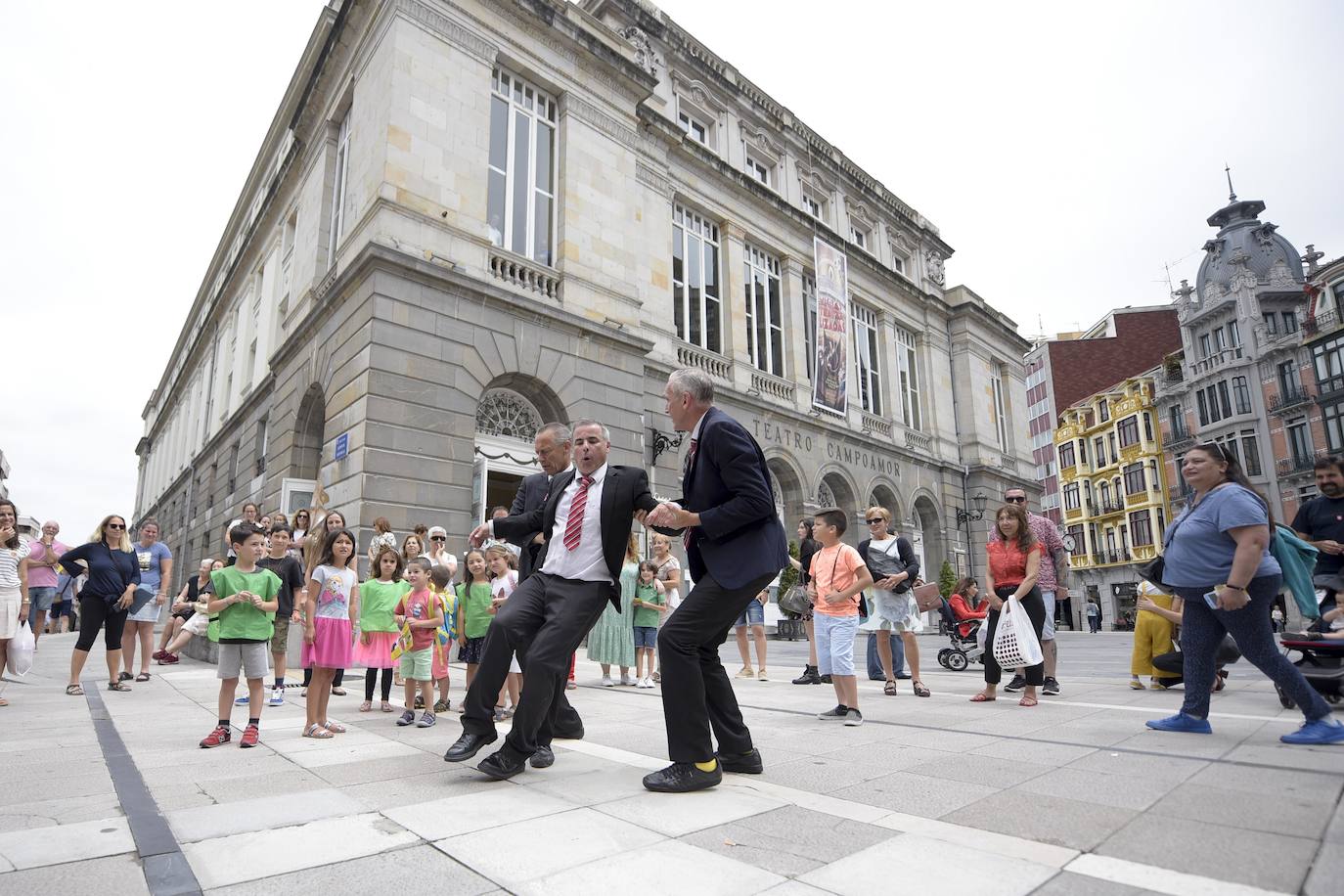 La compañía 'The Primitives' sorprendió a los viandantes que paseaban en la mañana de este lunes por el centro de Oviedo, en concreto en los exteriores del teatro Campoamor. Esta actuación forma parte del III Festival de Artes Escénicas en la calle.
