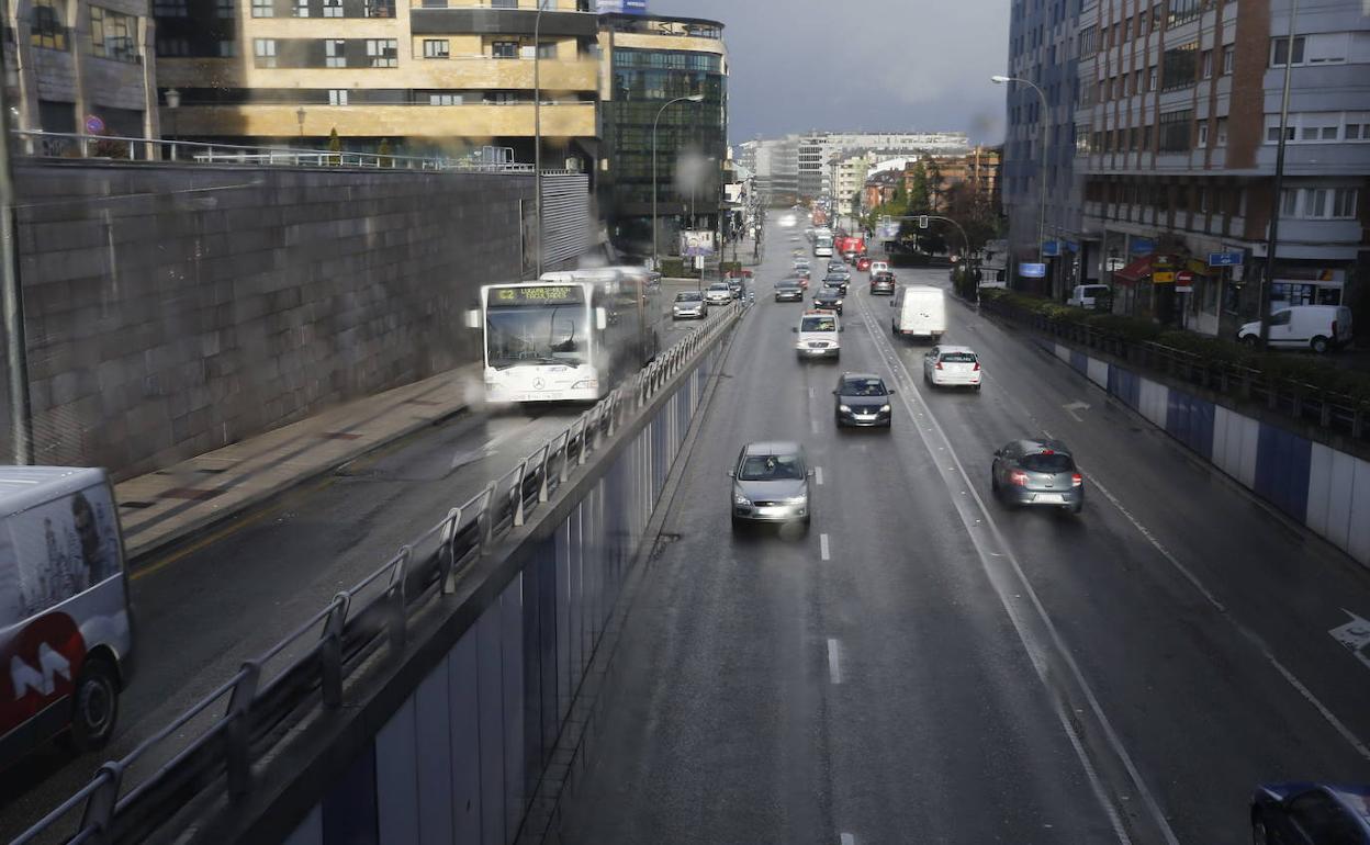 Vehículos en la Avenida de Santander de Oviedo. 