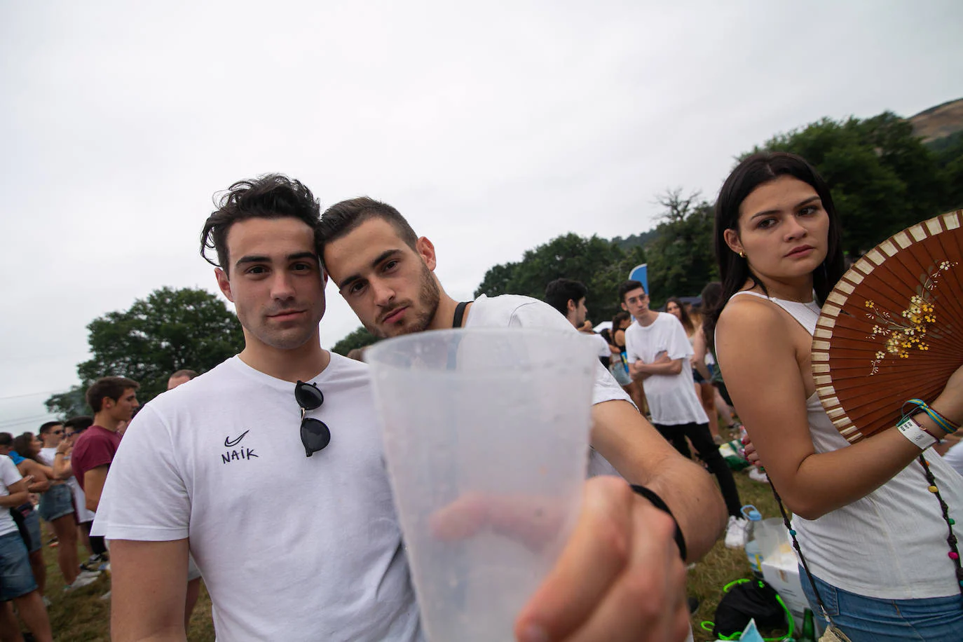 Los campos de la Sobatiella reciben a cientos de personas para disfrutar de una jornada festiva en la se pone coto al botellón. 