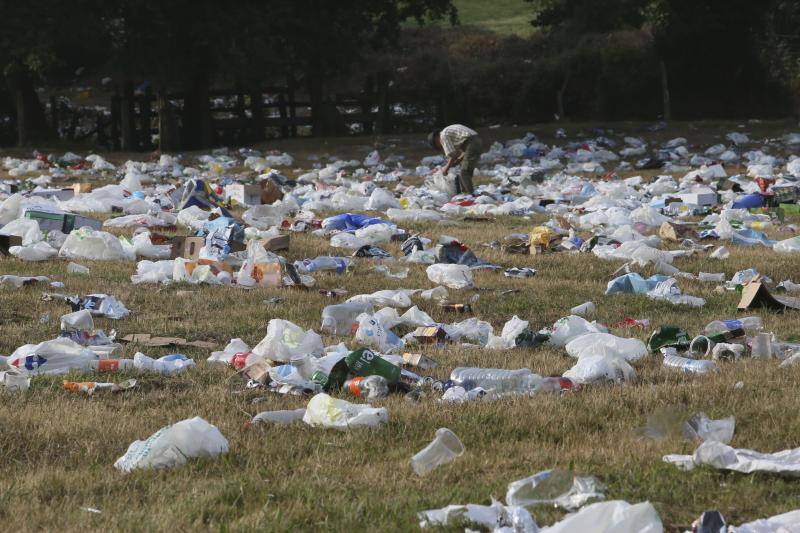 Es, por desgracia, casi tan clásico como la propia fiesta del Carmín. El prau de la Sobatiella y las calles de la Pola volvieron a amanecer cubiertas de la basura y los desperdicios que dejaron muchas horas de folixa. Hoy toca limpiar.