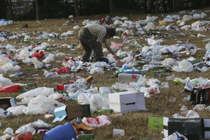 Es, por desgracia, casi tan clásico como la propia fiesta del Carmín. El prau de la Sobatiella y las calles de la Pola volvieron a amanecer cubiertas de la basura y los desperdicios que dejaron muchas horas de folixa. Hoy toca limpiar.