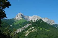 Ponga está considerado un auténtico paraíso para los amantes de la naturaleza. Destacan sus cumbres, como Tiatordos o Sobanciu; pueblos como Beleñu, Cainaba o Sobrefoz, sin olvidarnos de su fauna. 