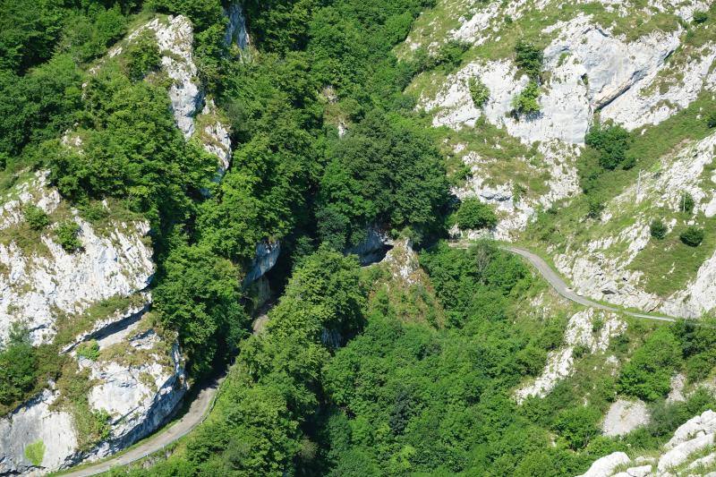 Ponga está considerado un auténtico paraíso para los amantes de la naturaleza. Destacan sus cumbres, como Tiatordos o Sobanciu; pueblos como Beleñu, Cainaba o Sobrefoz, sin olvidarnos de su fauna. 