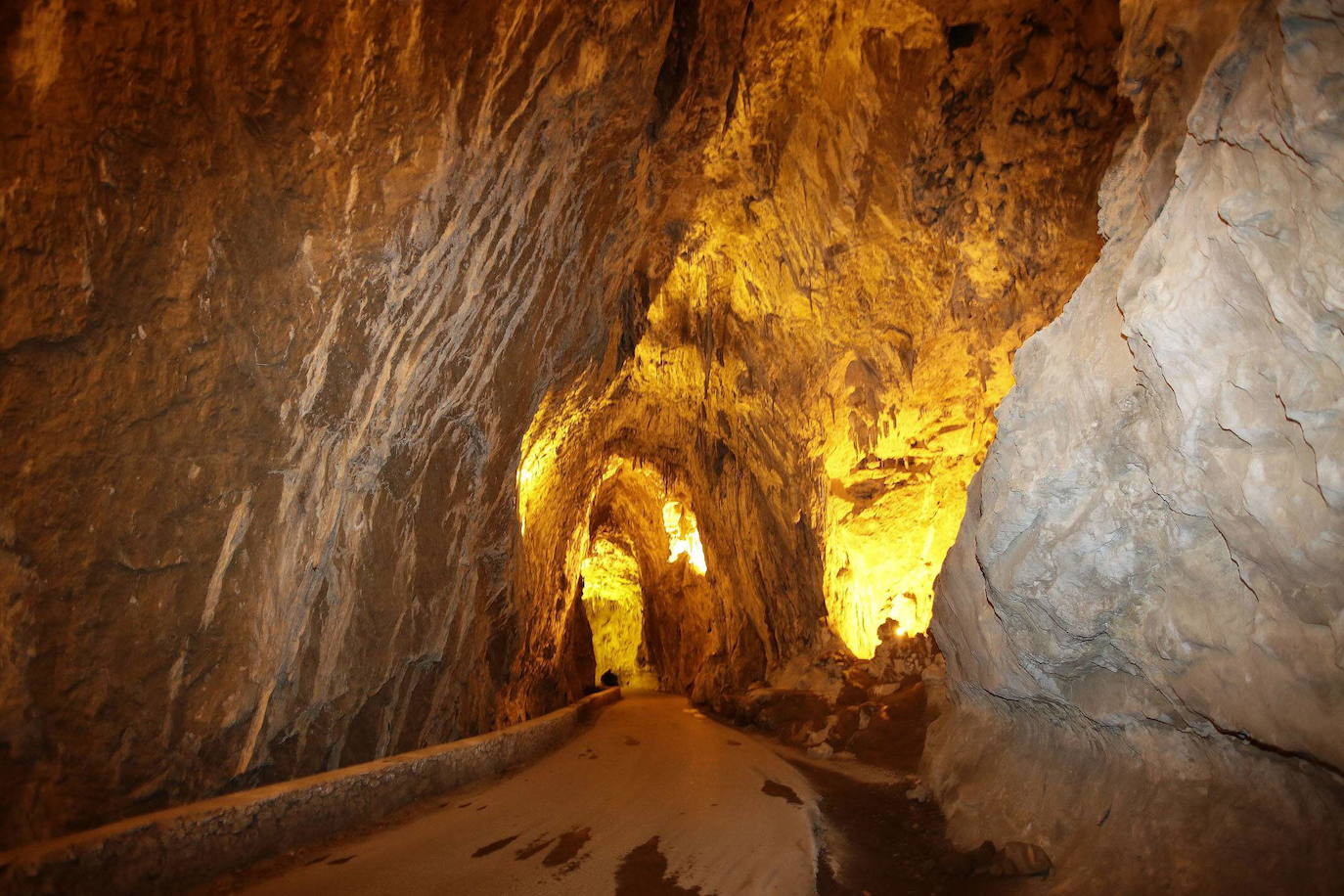 Cuevona de Cuevas del Agua (Ribadesella)