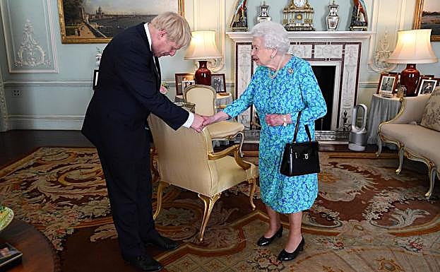 Boris Johnson saluda a la reina Isabel II.