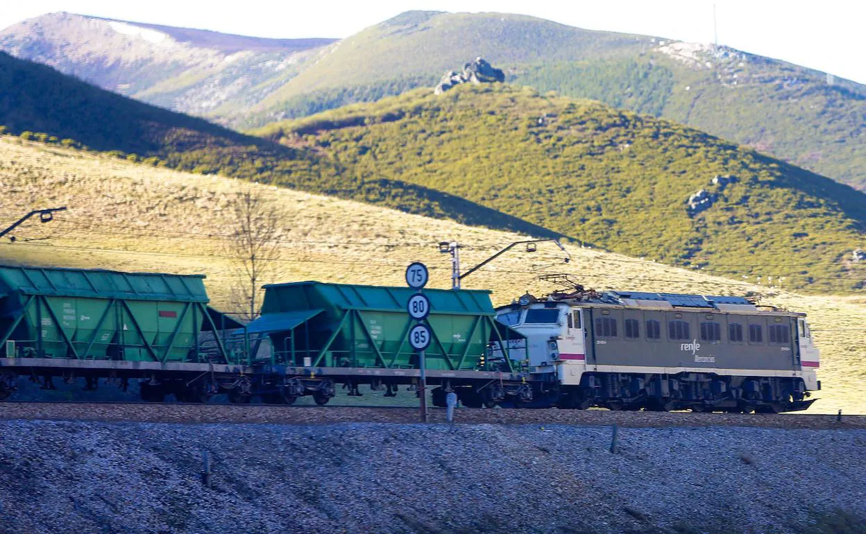 Un tren de mercancías circula por la rampa de Pajares.