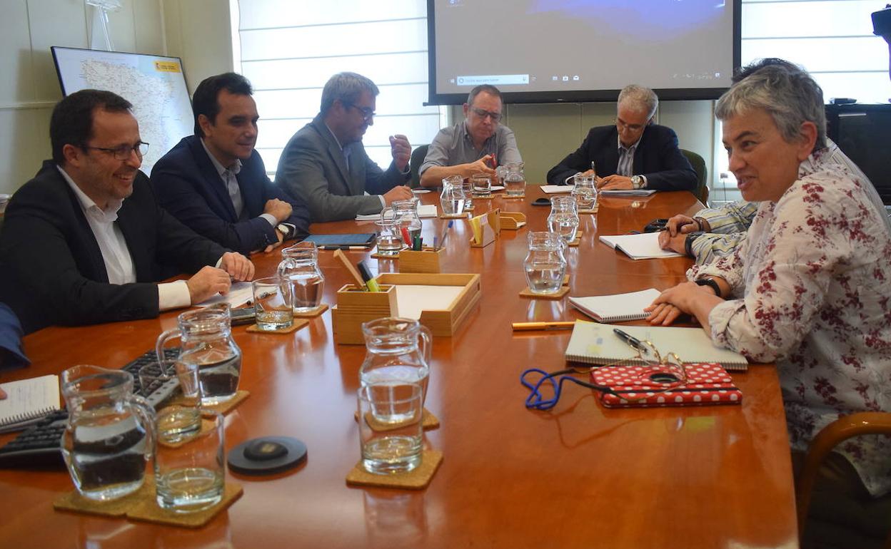 El secretario general de Infraestructuras, Julián López, frente a la alcaldesa de Gijón, Ana González, durante la reunión celebrada este miércoles en Madrid.