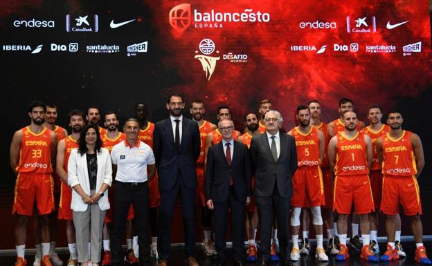 La selección, con Jorge Garbajosa junto al ministro de Cultura, José Guirao, en el Teatro Real. 