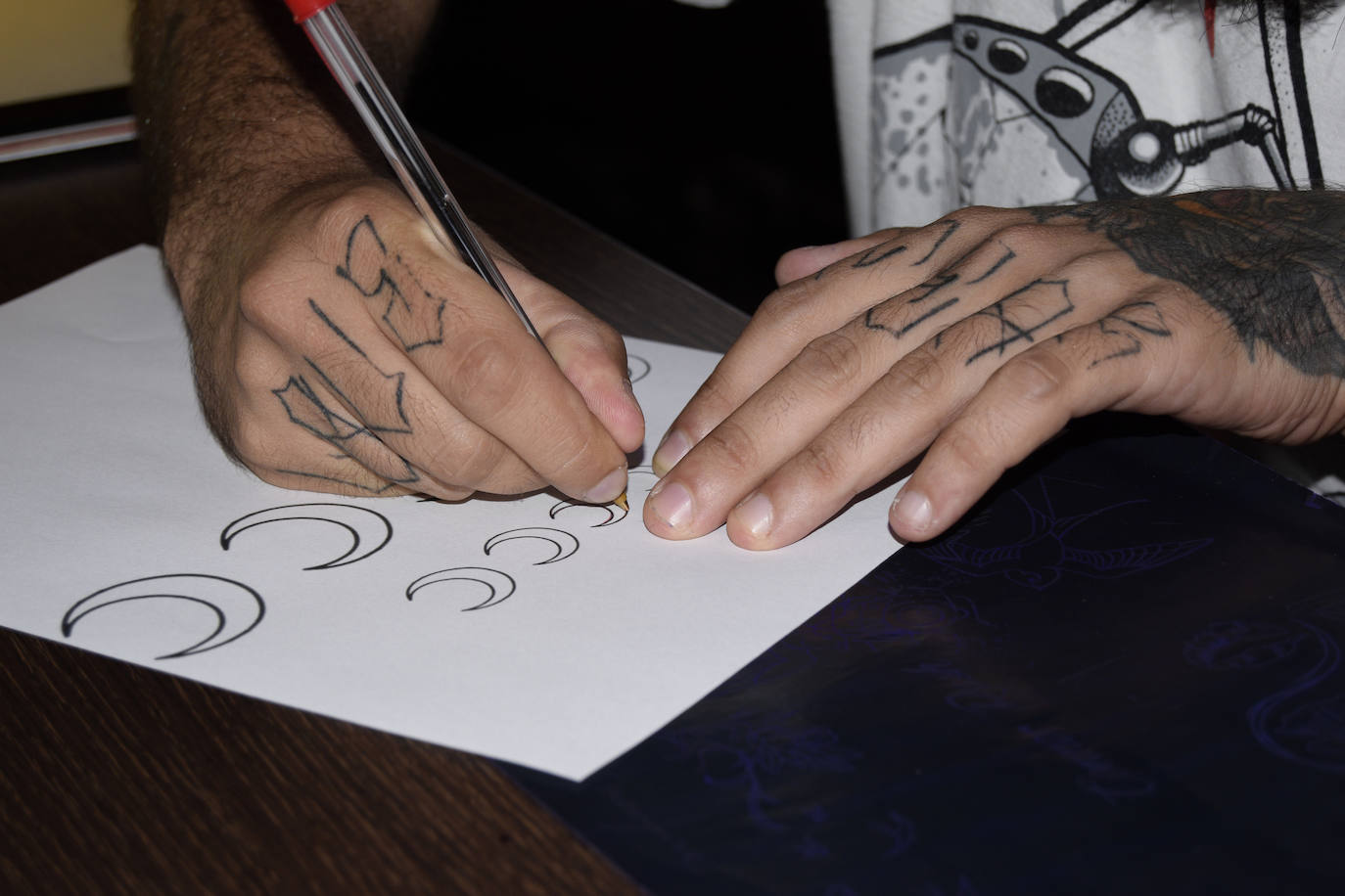 El trabajo previo a la realización del tatuaje. Pelayo García haciendo el diseño de lo que luego fue su obra final.