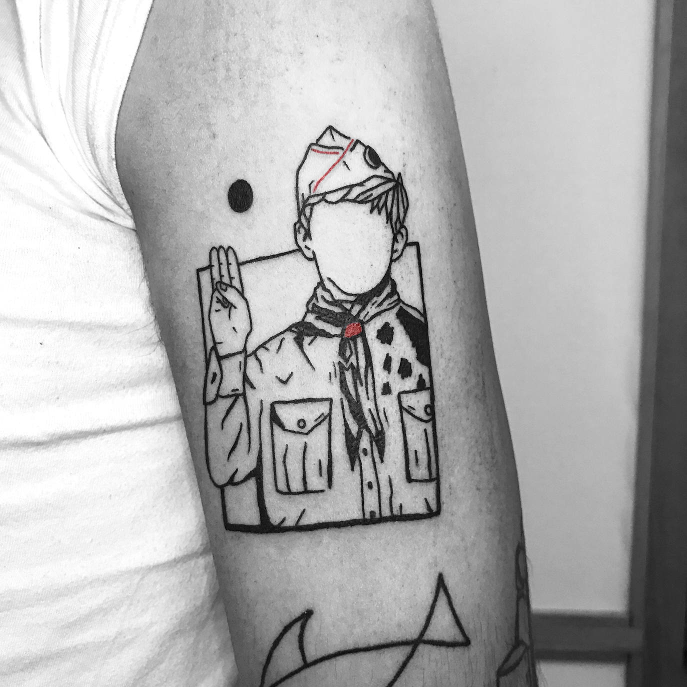 Tatuaje de la artista gijonesa Surimi. Su arte se basa en la ilustración y el diseño gráfico. Sus referentes son David Hockney, Beavis & Butthead o los dibujos de Daniel Johnston, entre otros. Y le encanta el concepto wabi-sabi, de la belleza de las cosas imperfectas, mudables e incompletas.