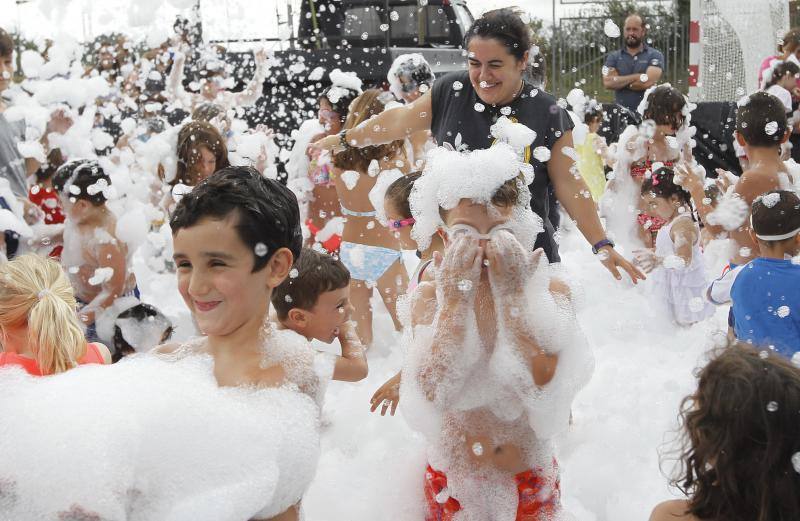 Las lluvias de este jueves no han podido con la fiesta de la espuma que se celebró en la pista polideportiva de Santa Ana con motivo de las fiestas de Granda