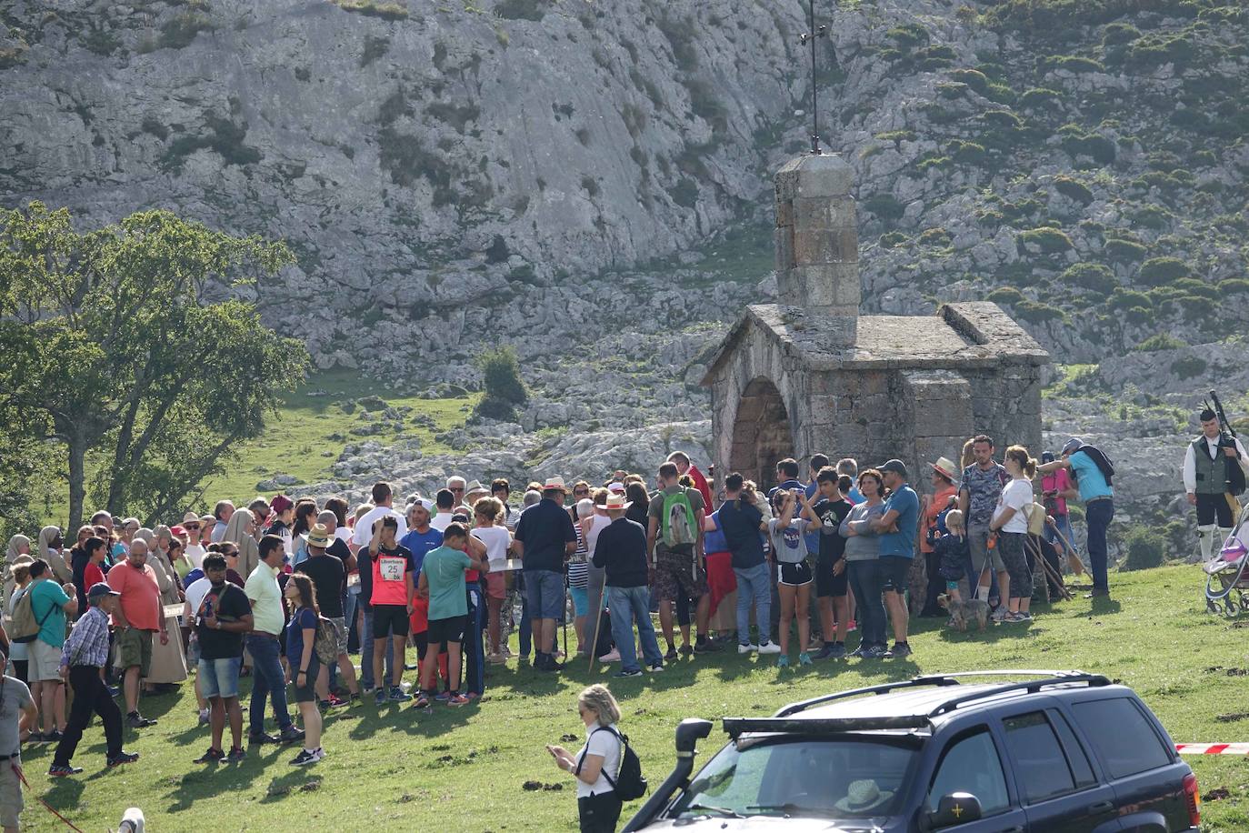 La Fiesta del Pastor volvió a congregar a numerosos curiosos y participantes en los pastos de los Lagos de Covadonga donde el mundo rural de Picos de Europa celebra una jornada festiva y reivindicativa. 