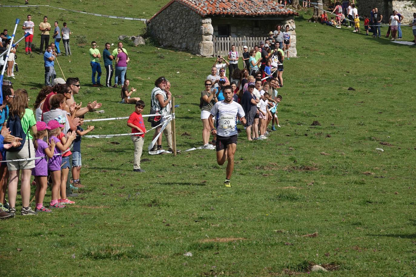 La Fiesta del Pastor volvió a congregar a numerosos curiosos y participantes en los pastos de los Lagos de Covadonga donde el mundo rural de Picos de Europa celebra una jornada festiva y reivindicativa. 