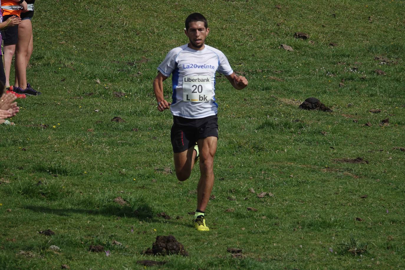 La Fiesta del Pastor volvió a congregar a numerosos curiosos y participantes en los pastos de los Lagos de Covadonga donde el mundo rural de Picos de Europa celebra una jornada festiva y reivindicativa. 