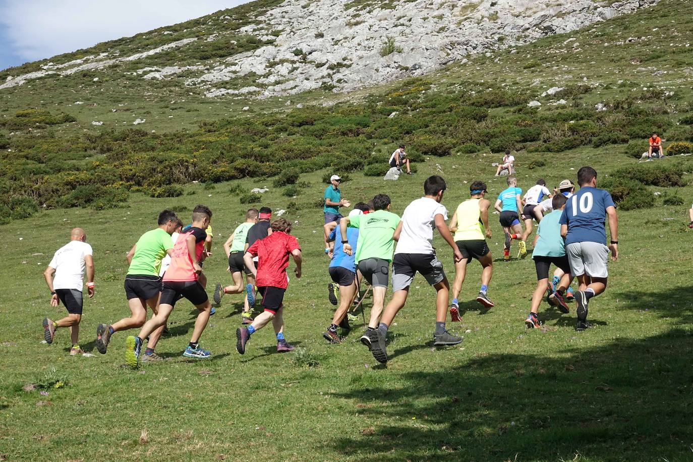 La Fiesta del Pastor volvió a congregar a numerosos curiosos y participantes en los pastos de los Lagos de Covadonga donde el mundo rural de Picos de Europa celebra una jornada festiva y reivindicativa. 