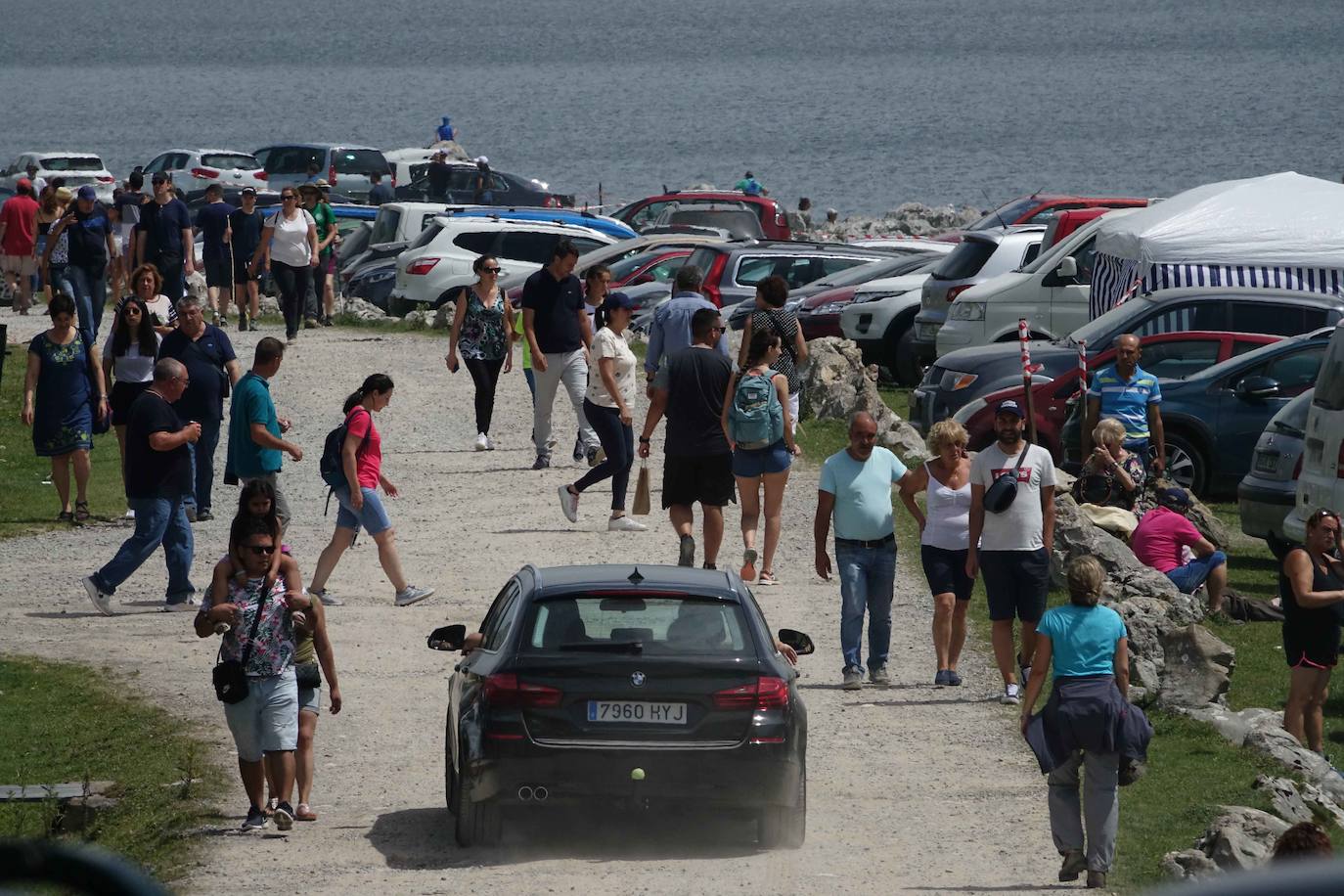 La Fiesta del Pastor volvió a congregar a numerosos curiosos y participantes en los pastos de los Lagos de Covadonga donde el mundo rural de Picos de Europa celebra una jornada festiva y reivindicativa. 